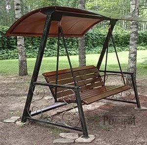 Садовые качели с крышей