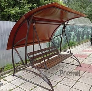 Качели с крышей из поликарбоната