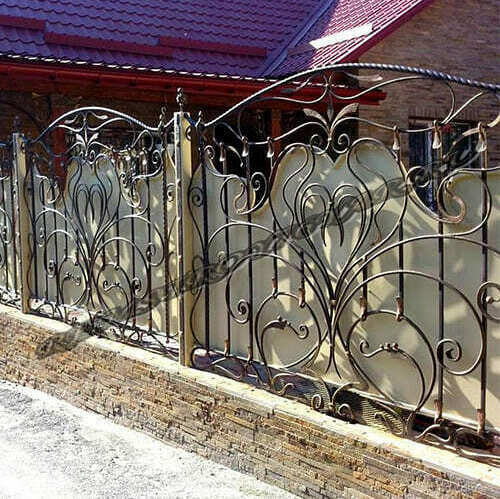 Кованый забор с поликарбонатом